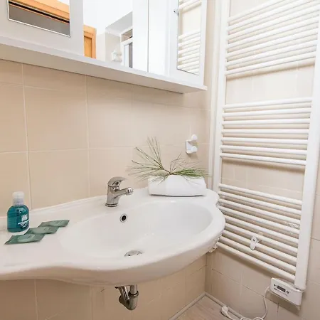 Aparthotel Isa-appartament Plus: Mezzanine Retreat With Pool Access *