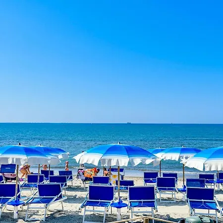 Isa-appartament With Mezzanine, 4 Beds, Air Conditioning And Private Outdoor Area In Village With 6 Swimming-pools Apart Otel